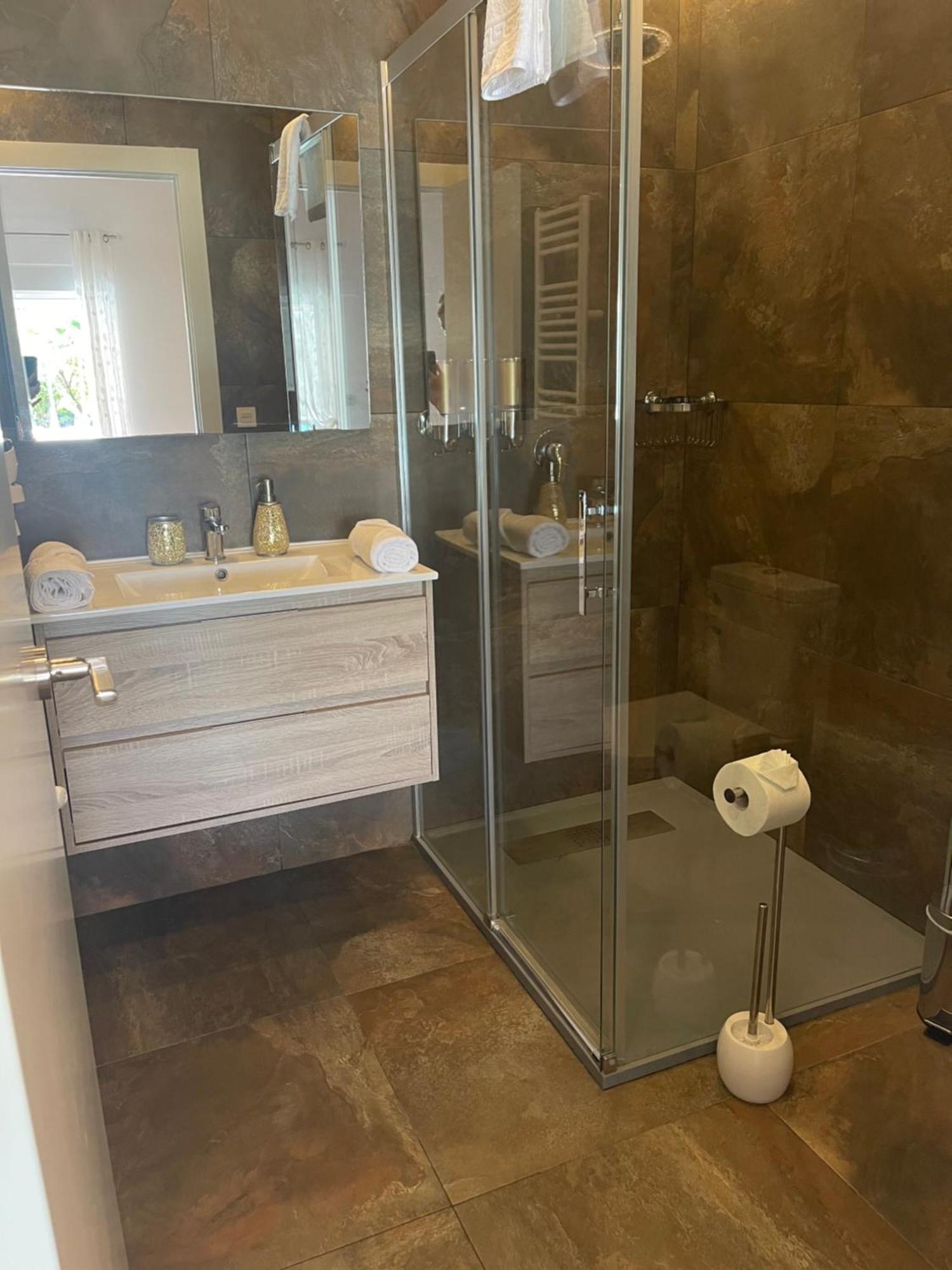 Habitación con cama extra doble más sofa cama apta hasta para 4 personas con baño privado San Vicente Raspeig Esterno foto