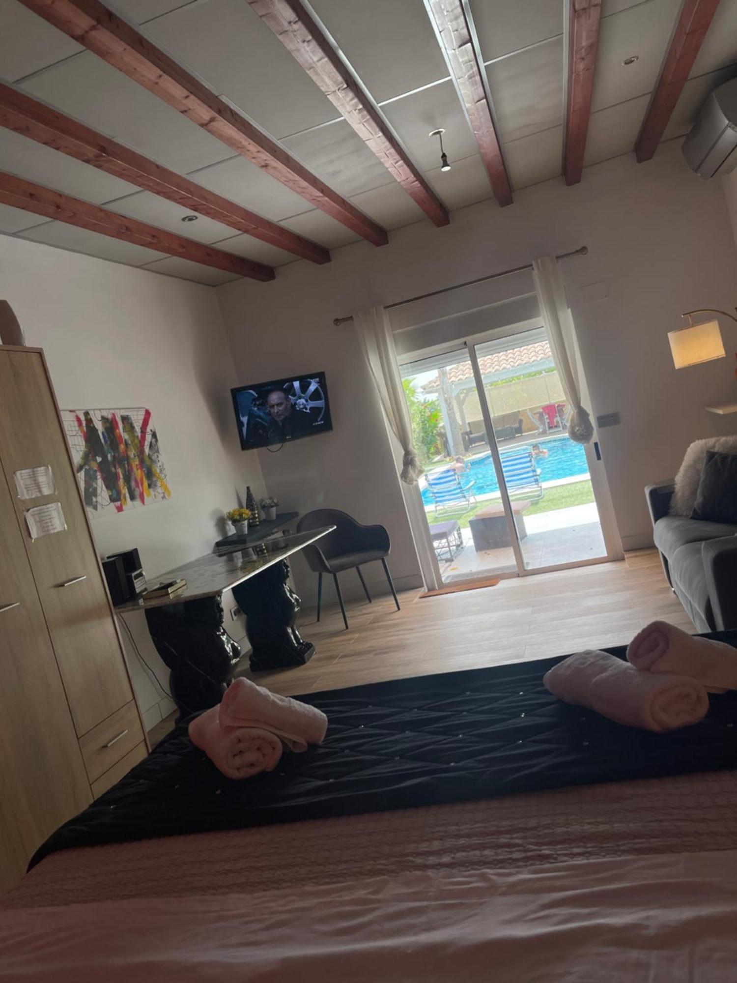 Habitación con cama extra doble más sofa cama apta hasta para 4 personas con baño privado San Vicente Raspeig Esterno foto